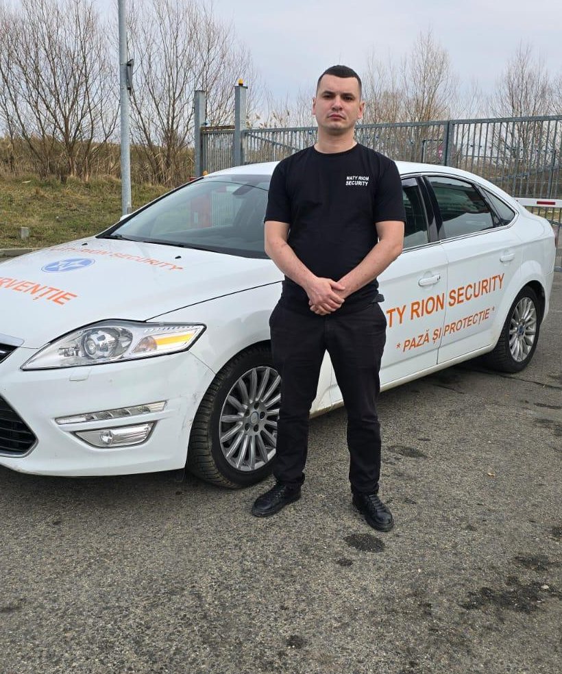 Agent NATY RION SECURITY lângă autovehiculul de intervenție
